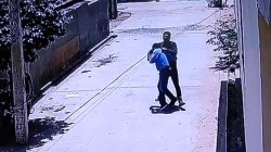 रिश्वत की रकम लेकर भागा अधिकारी, खाली प्लॉट में फेंके रुपए, ACB ने दबोचा, सामने
आया Video - image