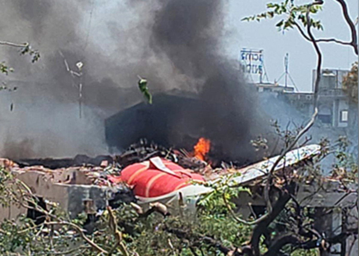 Ahmedabad Plane Crash: क्या लैंडिंग गियर की जगह खींचे विंग फ्लैप्स! इस चूक से
क्रैश हुआ एयर इंडिया का विमान? - image