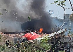 Ahmedabad Plane Crash: क्या लैंडिंग गियर की जगह खींचे विंग फ्लैप्स! इस चूक से
क्रैश हुआ एयर इंडिया का विमान? - image