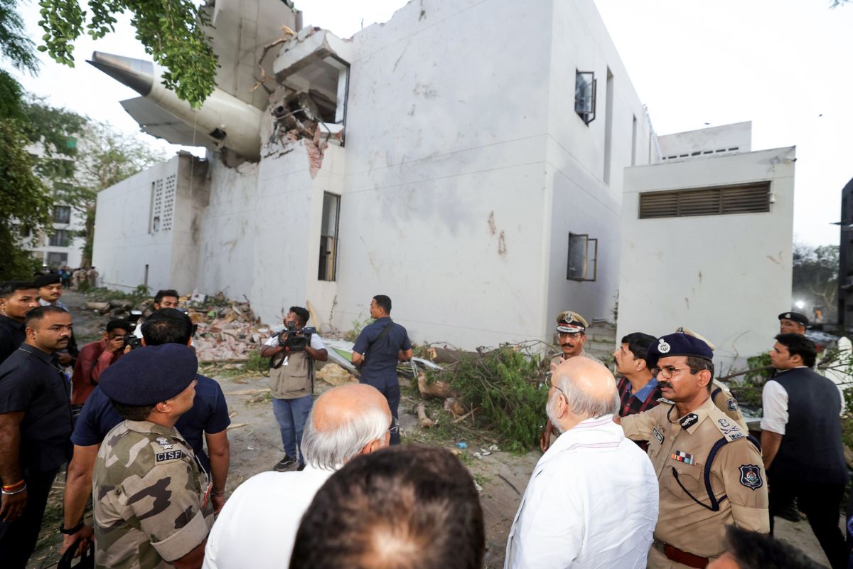 Ahmedabad Plane Crash: राजस्थान के मयंक ने बताया खौफनाक मंजर, बोला- अगर ऐसा नहीं
होता तो मेरी लाश भी वहीं पड़ी होती… - image