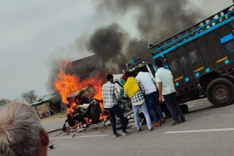 दूसरा चालक हुआ घायल, दमकल से पाया आग पर काबू मृतक चालक अलवर जिले का, दूसरा घायल दौसा का