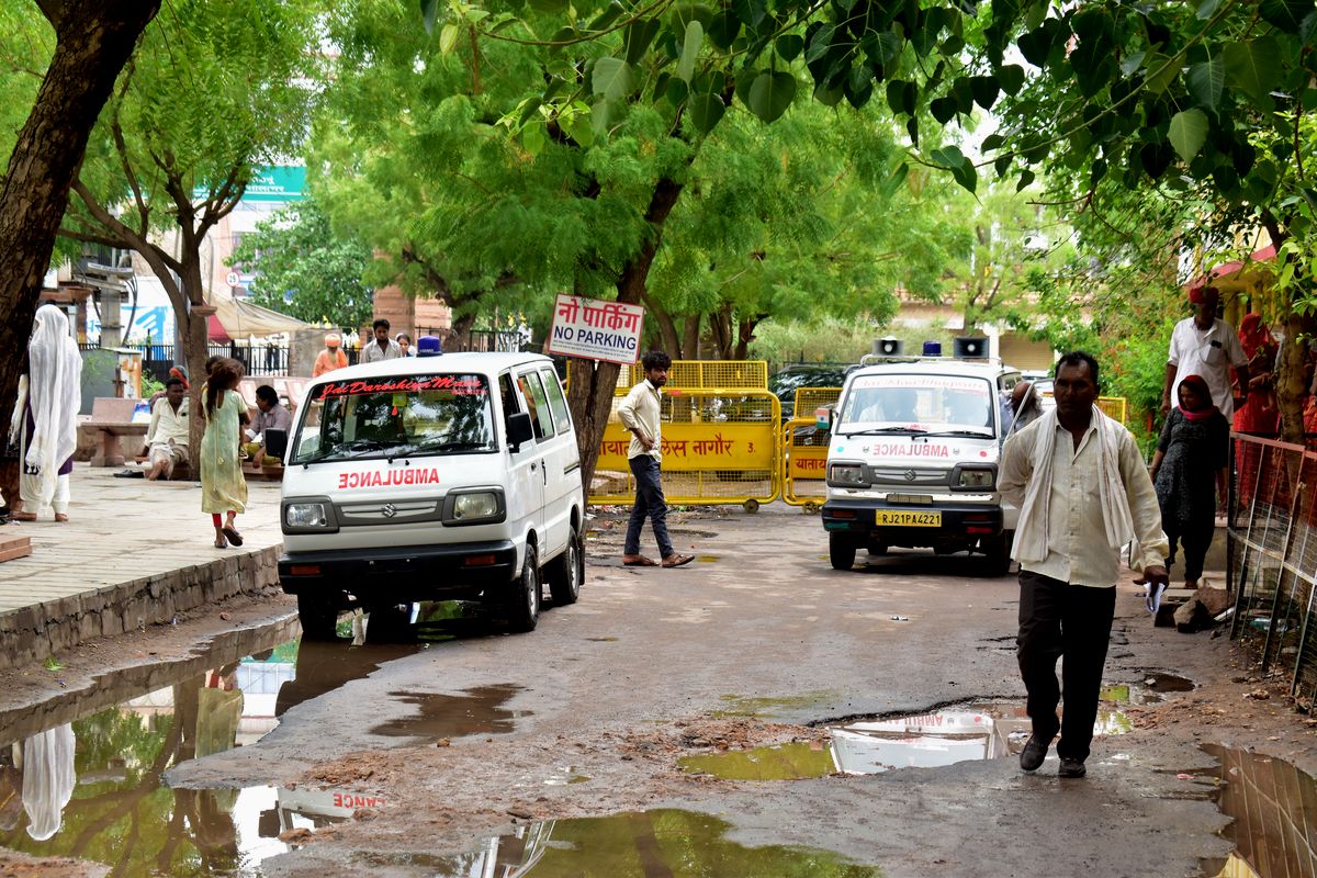 बिना मापदंड सड़कों पर दौड़ रहीं प्राइवेट एम्बुलेंसें, जीवन रक्षक उपकरण गायब