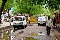 बिना मापदंड सड़कों पर दौड़ रहीं प्राइवेट एम्बुलेंसें, जीवन रक्षक उपकरण गायब - image