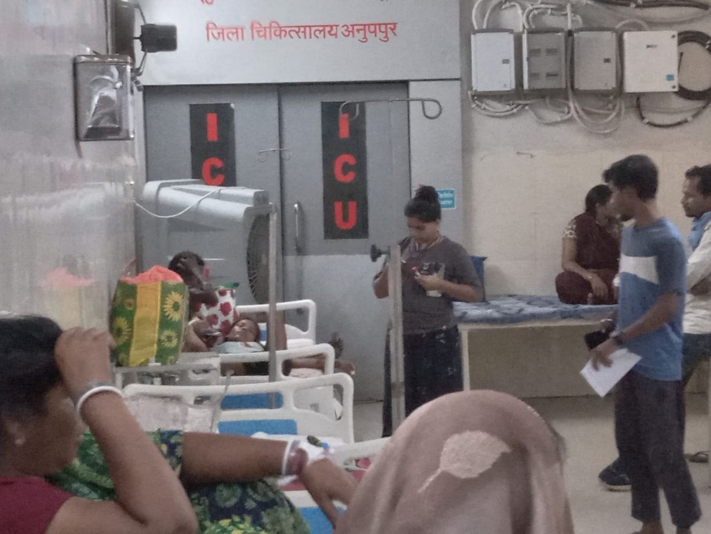 आरटी-पीसीआर मशीन स्टोर रूम में धूल फॉक रही, कोविड आईसीयू वार्ड के बाहर ही बना
दिया महिला वार्ड