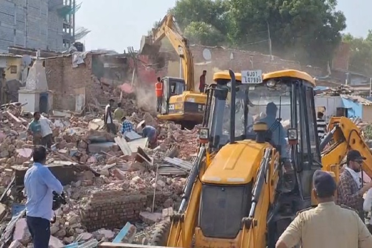 Ahmedabad:साबरमती में रास्ता चौड़ा करने के लिए चला मनपा का हथौड़ा