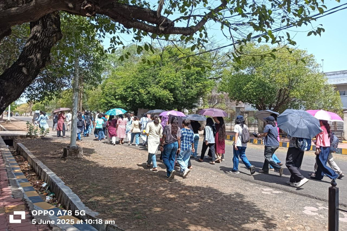 एक कमरे में दो छात्राओं को रोकने के फैसले से छात्राओं का फूटा गुस्सा, मेस में
मिल रहा बेस्वाद खाना