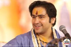 बागेश्वर बाबा का क्रिकेटर रूप, न्यूजीलैंड में पहले तेज बॉलिंग और फिर बैटिंग की
दिखाई झलक - image
