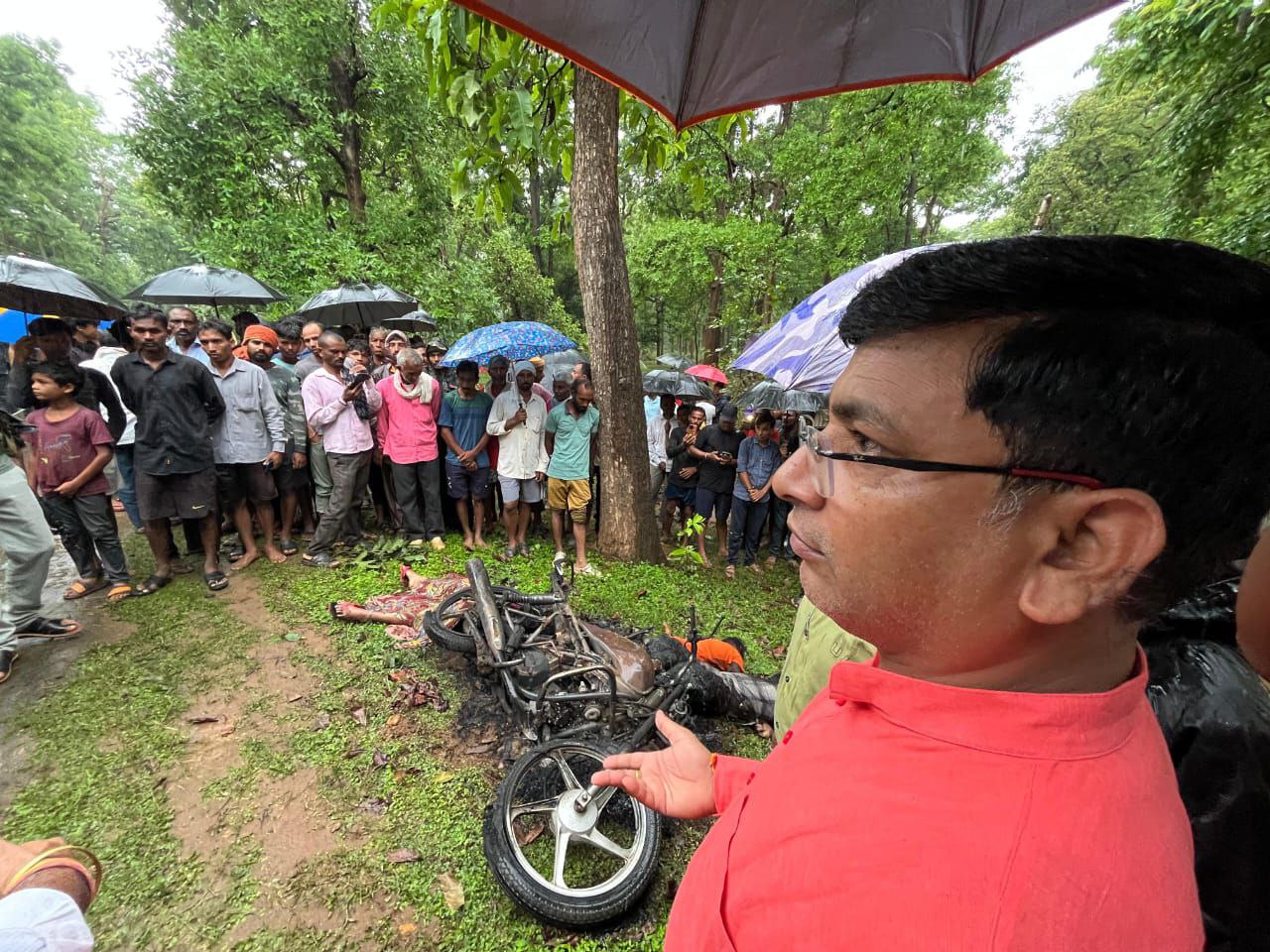 हाइटेंशन लाइन की चपेट में आने से एक ही परिवार के तीन लोगों की मौत