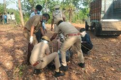 महिला की गला दबाकर हत्या, शव को जंगल में दफनाया, गड्ढे में दबे शव के दिख रहे थे
हाथ व पैर - image