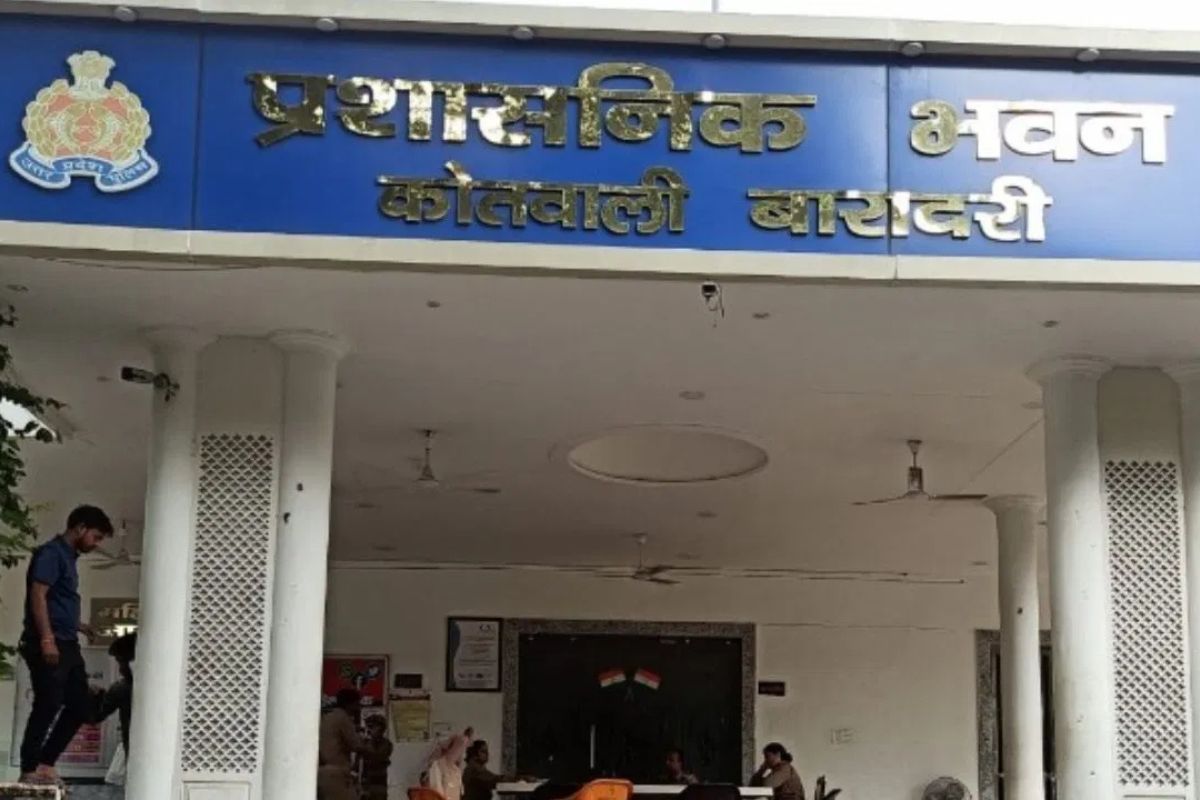 नशीली फ्रूटी पिलाकर लूट ले गए ई-रिक्शा, मोबाइल और पैसा, नशे के हालत में चालक को
पुलिस चौकी के पीछे फेंका