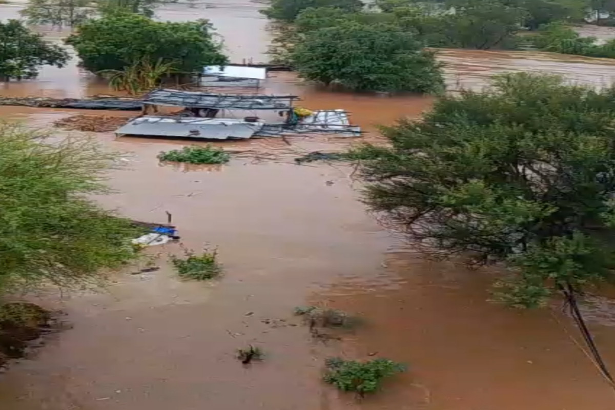 बारां में मूसलाधार बारिश से हाल बेहाल, 1 बच्चे की मौत, ग्रामीण अंचल में बाढ़
जैसे हालात, कलक्टर ने की अपील