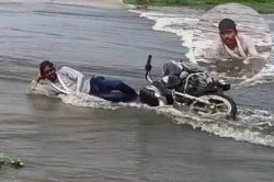 नदी की रपट पर ‘स्टाइल’ मार रहा था युवक, तेज बहाव में बह गई बाइक, किसी तरह बची
जान - image