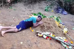 बेंगलुरु भगदड़: बेटे के भविष्य के लिए खरीदी थी जमीन, अब वहीं किया उसे दफन, कब्र
से लिपट रोया पिता, Video वायरल - image