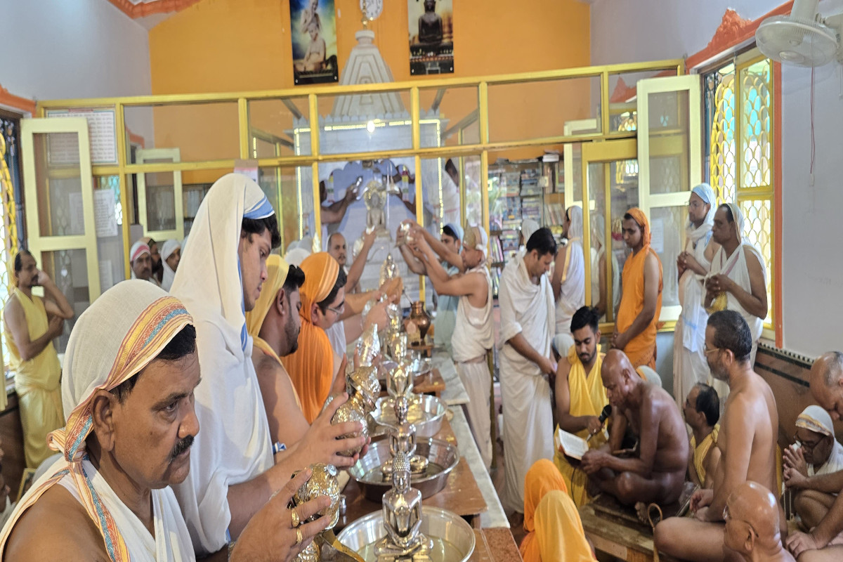 जैन मंदिरों में धूमधाम से मनाया गया श्रुत पंचमी पर पर्व, भाग्योदय में चंद्रप्रभु भगवान का हुआ महामस्तकाभिषेक