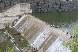राजस्थान: बरसात में दमक उठा भुवादरा पिकनिक स्पॉट, जोखिम के बीच झरनों में नहाने
पहुंच रहे सैकड़ों सैलानी - image