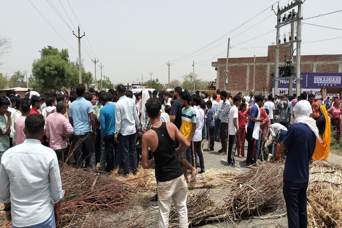 भूखण्ड पर कब्जा करने आए छह दर्जन बदमानों ने किया पथराव व गुस्साए ग्रामीणों ने
किया स्टेट हाइवे जाम