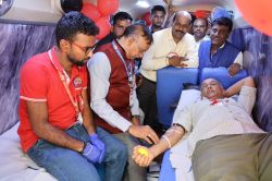 रक्तदान कर स्वास्थ्य मंत्री ने किया जागरूक - image