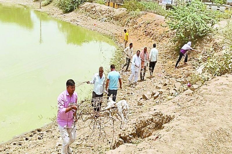 ग्रामीणों ने श्रमदान कर तालाब व बावड़ी को किया चकाचक