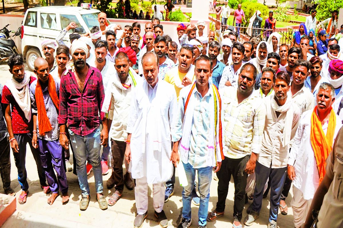 युवक की मौत का खुलासा नहीं होने पर कलक्ट्रेट पर किया प्रदर्शन