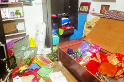 छत के रास्ते घर में घुसे चोर, सोने-चांदी के जेवरात और 20 हजार नगद ले उड़े - image