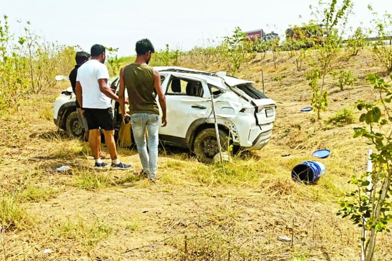 एक्सप्रेस वे पर टायर फटने से अनियन्त्रित कार पलटी, महिला की मौत