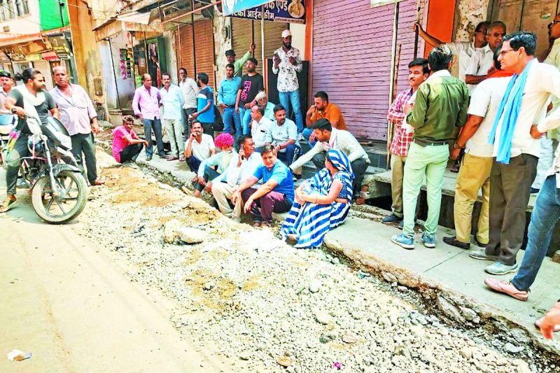 पाइपलाइन कार्य में अनियमितता को लेकर फूटा रोष, एक घंटे तक जताया आक्रोश