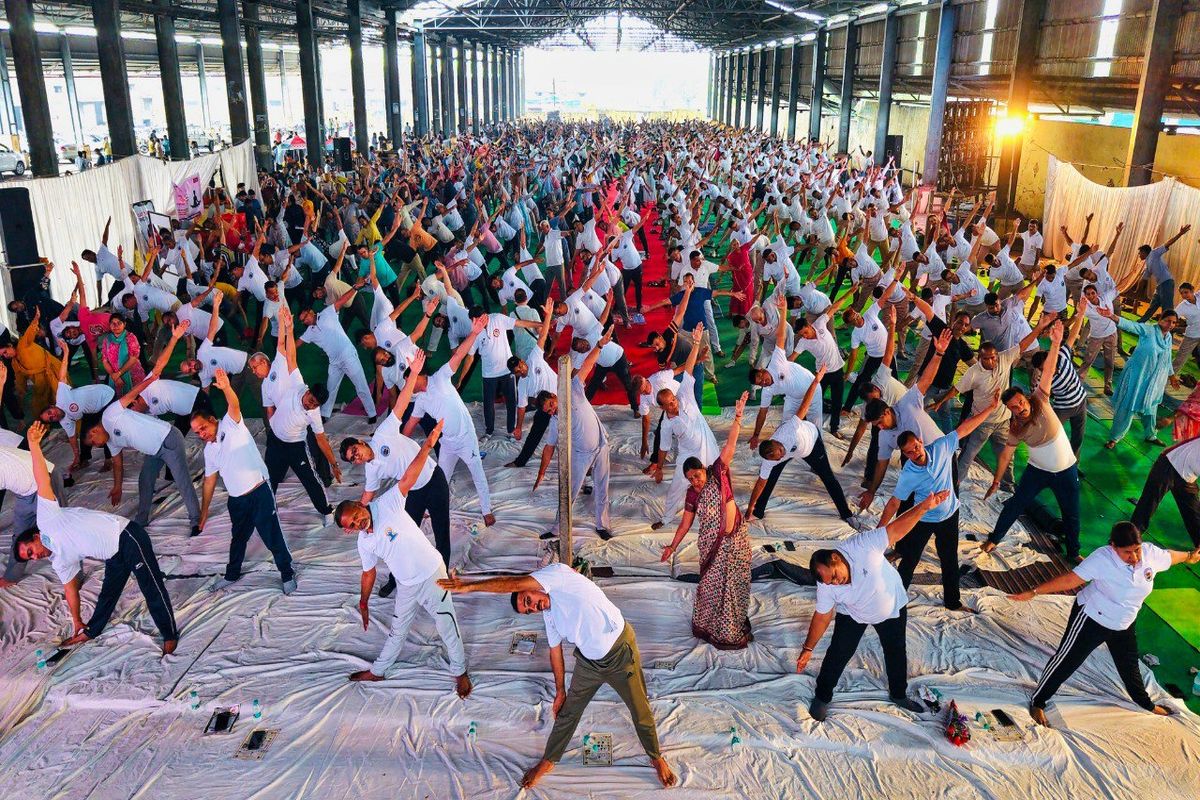 स्वस्थ व निरोगी जीवन का दिया संदेश…हजारों लोगों ने किया योग