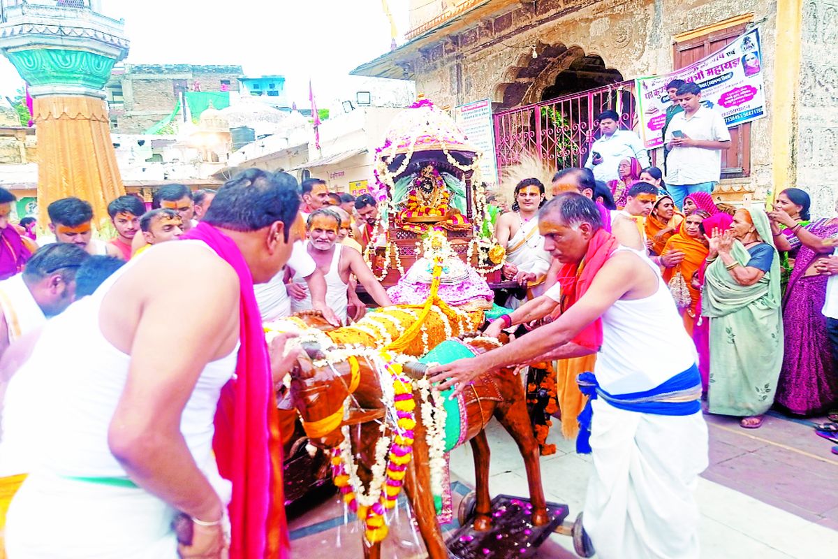 जयकारों के बीच भगवान को रथ में बैठाकर कराया भ्रमण