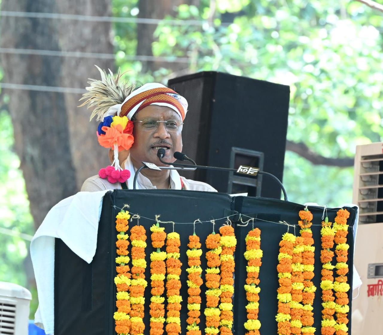 CM साय ने हितग्राहियों को विभिन्न योजनांतर्गत चेक और प्रमाण पत्र किया वितरित,
देखें Photo
