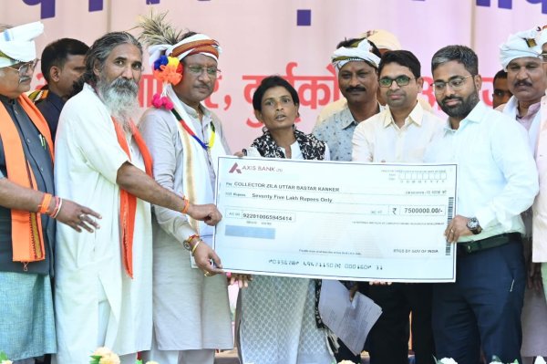 CM साय ने हितग्राहियों को विभिन्न योजनांतर्गत चेक और प्रमाण पत्र किया वितरित, देखें Photo