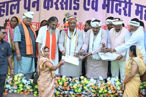 CM साय ने हितग्राहियों को विभिन्न योजनांतर्गत चेक और प्रमाण पत्र किया वितरित, देखें Photo