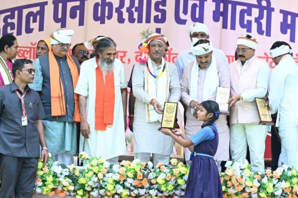 CM साय ने हितग्राहियों को विभिन्न योजनांतर्गत चेक और प्रमाण पत्र किया वितरित, देखें Photo