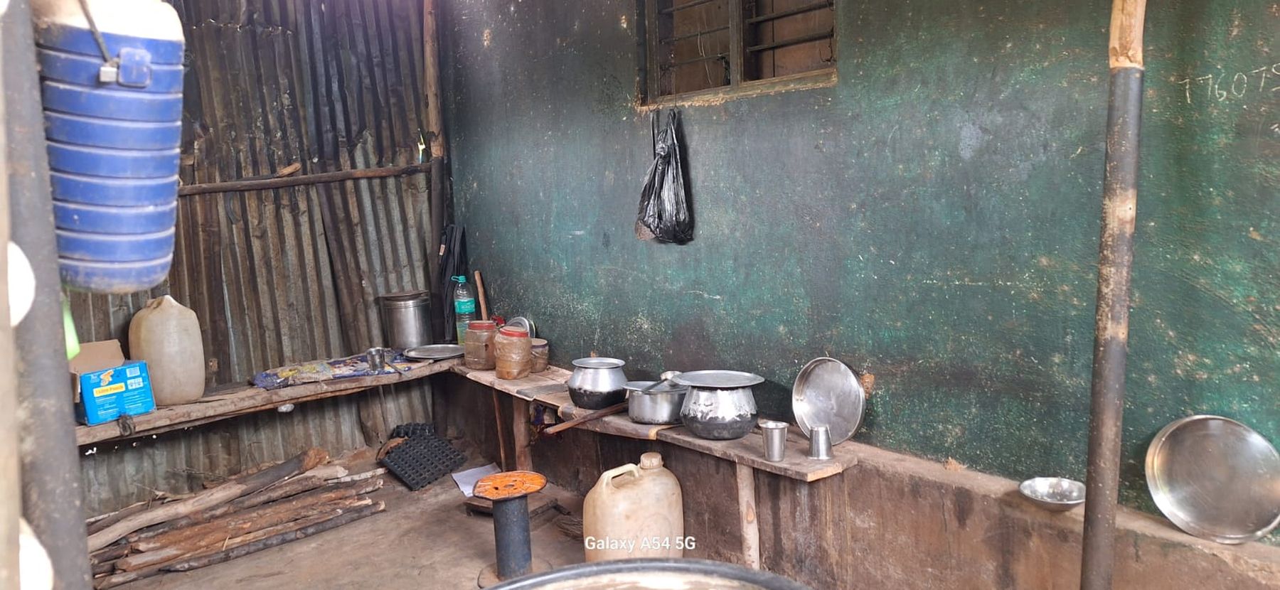 वनों की सुरक्षा करने वालों की खुद की जिंदगी असुरक्षित