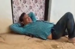 शराब के नशे में स्कूल पहुंचा हेडमास्टर, बोला – स्कूल में पूरा देवता है, खा-पीकर
नहीं आना… देखें Video - image