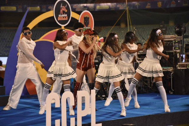 बालीबुड की प्रेमस पार्श्व गायिका शाल्मली खोलगडे ने अपनी धमाकेदार प्रस्तुति से दर्शकों को झूमने के लिए मजबूर कर दिया