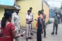 CG Crime: अटल आवास में छापेमारी, 400 से अधिक घरों में दी दबिश, 1 किलो गांजा, 3 चाकू व एक तलवार जब्त