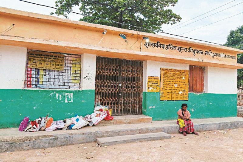 CG News: राशन दुकानों में सुबह 3 बजे से लग रही लंबी कतार, तीन माह का चावल लेने इंतजार