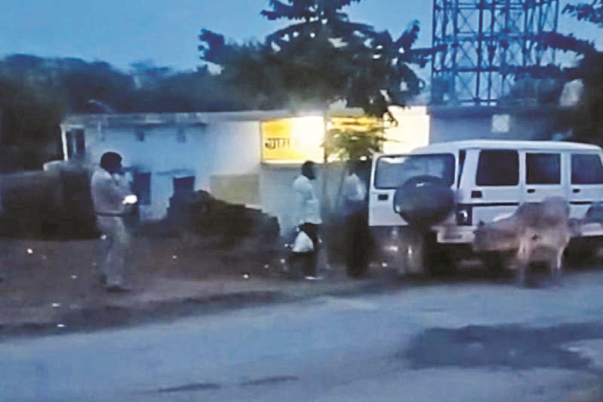 CG News: स्कूल के सामने शराब की अवैध दुकान, आबकारी विभाग की कार्रवाई देखने लगी
भीड़