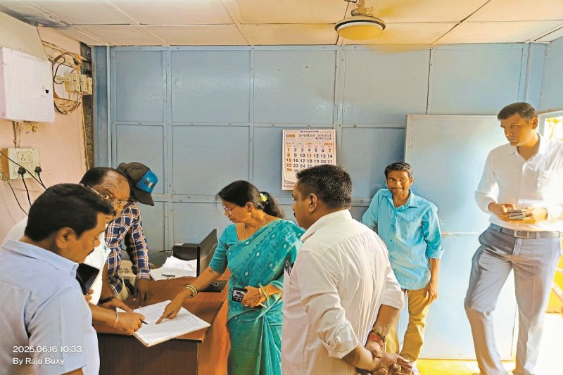 CG News: 64 कर्मचारियों का कटेगा आधे दिन का वेतन, औचक निरीक्षण में दफ्तर से थे गायब