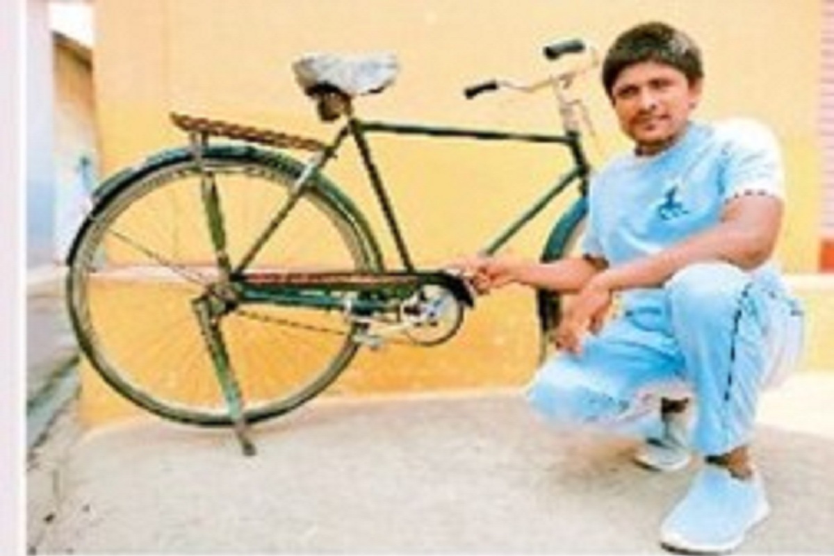 CG News: साइकिल की सवारी, न प्रदूषण-न बीमारी, लोगों को जागरूक कर रहे दीपक