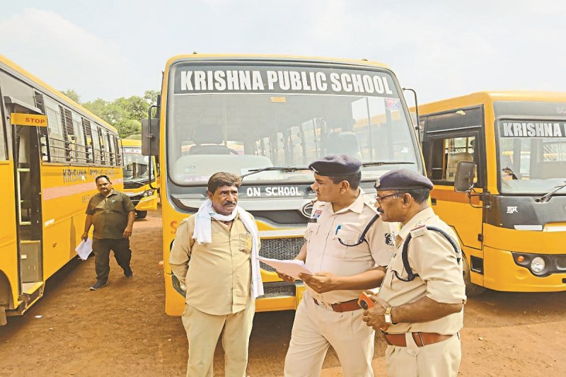 CG School Bus: बच्चों की सुरक्षा को लेकर सख्त हुई ट्रैफिक पुलिस, स्कूल बसों की जांच शुरू