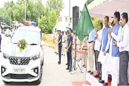 CG News: मुख्यमंत्री ने परिवहन सुरक्षा बेड़े में शामिल 48 वाहनों को झंडी दिखाकर किया रवाना, कर्मियों को सौंपी वाहनों की चाबी