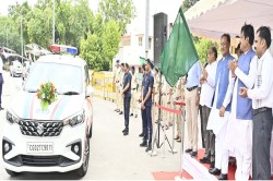 CG News: मुख्यमंत्री ने परिवहन सुरक्षा बेड़े में शामिल 48 वाहनों को झंडी दिखाकर
किया रवाना, कर्मियों को सौंपी वाहनों की चाबी - image