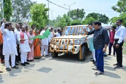 CG News: उप मुख्यमंत्री अरुण साव ने बैटरी ले जा रहे वाहन को हरी झंडी दिखाकर किया
रवाना, 13 बसाहटों के 322 घर और गलियां होंगी रोशन - image