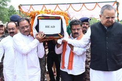 CG News: मुख्यमंत्री साय ने शहीद ASP आकाश के पार्थिव शरीर को दिया कंधा, दी अंतिम
विदाई - image