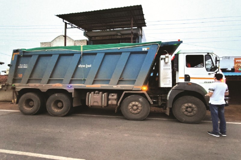 CG News: प्रतिबंध के बाद भी रेत और मुरूम की अवैध निकासी, 5 वाहनों पर हुई कार्रवाई