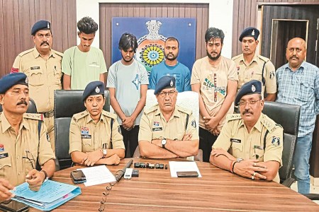Digital Arrest: डिजिटल अरेस्ट का भय दिखाकर 54 लाख से अधिक की ठगी, लखनऊ में 7 घंटे खोजबीन के बाद पकड़ाए आरोपी