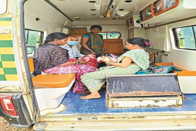 CG News:108 एंबुलेंस में ही कराया महिला का प्रसव, डॉक्टर से सलाह लेते करा दिया सुरक्षित डिलीवरी