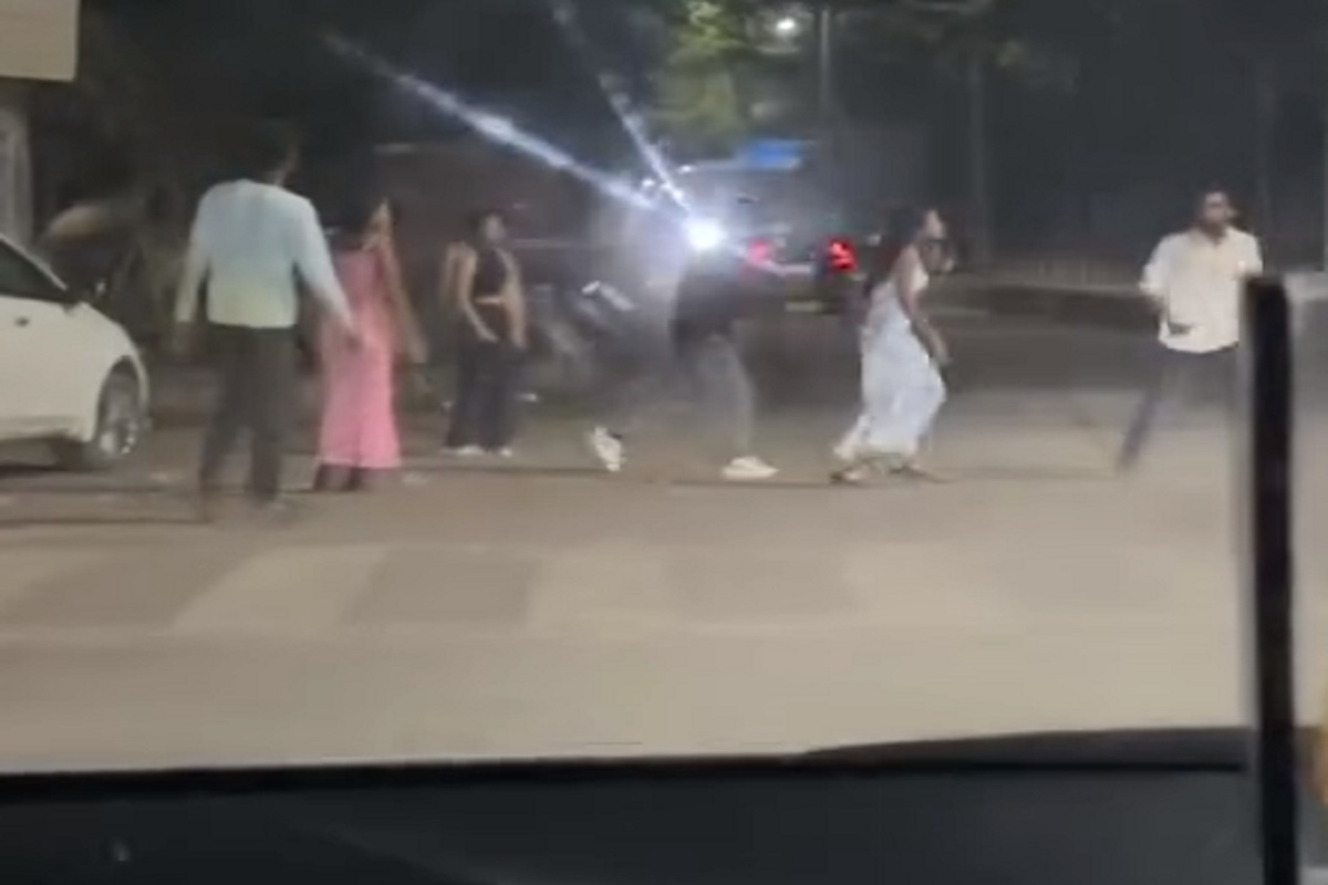 CG News: नशे में युवक-युवतियों का हाई वोल्टेज ड्रामा, देखें मारपीट और हंगामे का
वीडियो