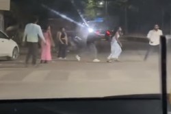 CG News: नशे में युवक-युवतियों का हाई वोल्टेज ड्रामा, देखें मारपीट और हंगामे का
वीडियो - image